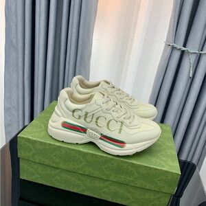 Gucci Off-White Sneakers with Green and Red Accents